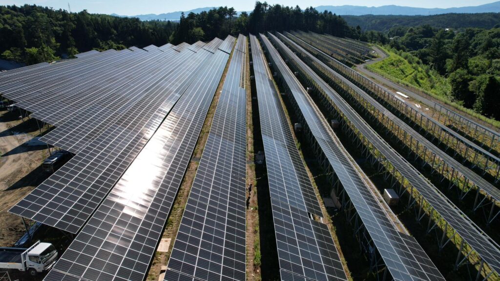 Imagen representativa del mercado solar japonés, mostrando colaboración entre inversores y desarrolladores, simbolizando los servicios estratégicos de THJ Solar.