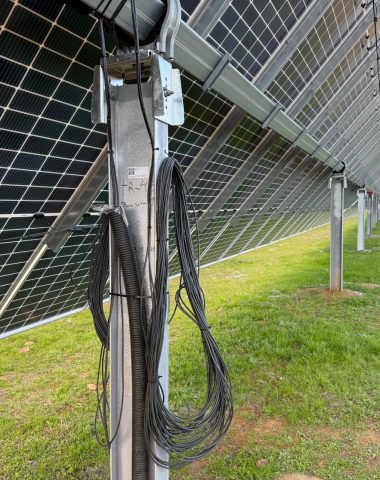 Fotografía de una planta solar en construcción, mostrando la obra civil, estructuras metálicas y módulos fotovoltaicos en instalación, representando el trabajo EPC integral de THJ Solar.